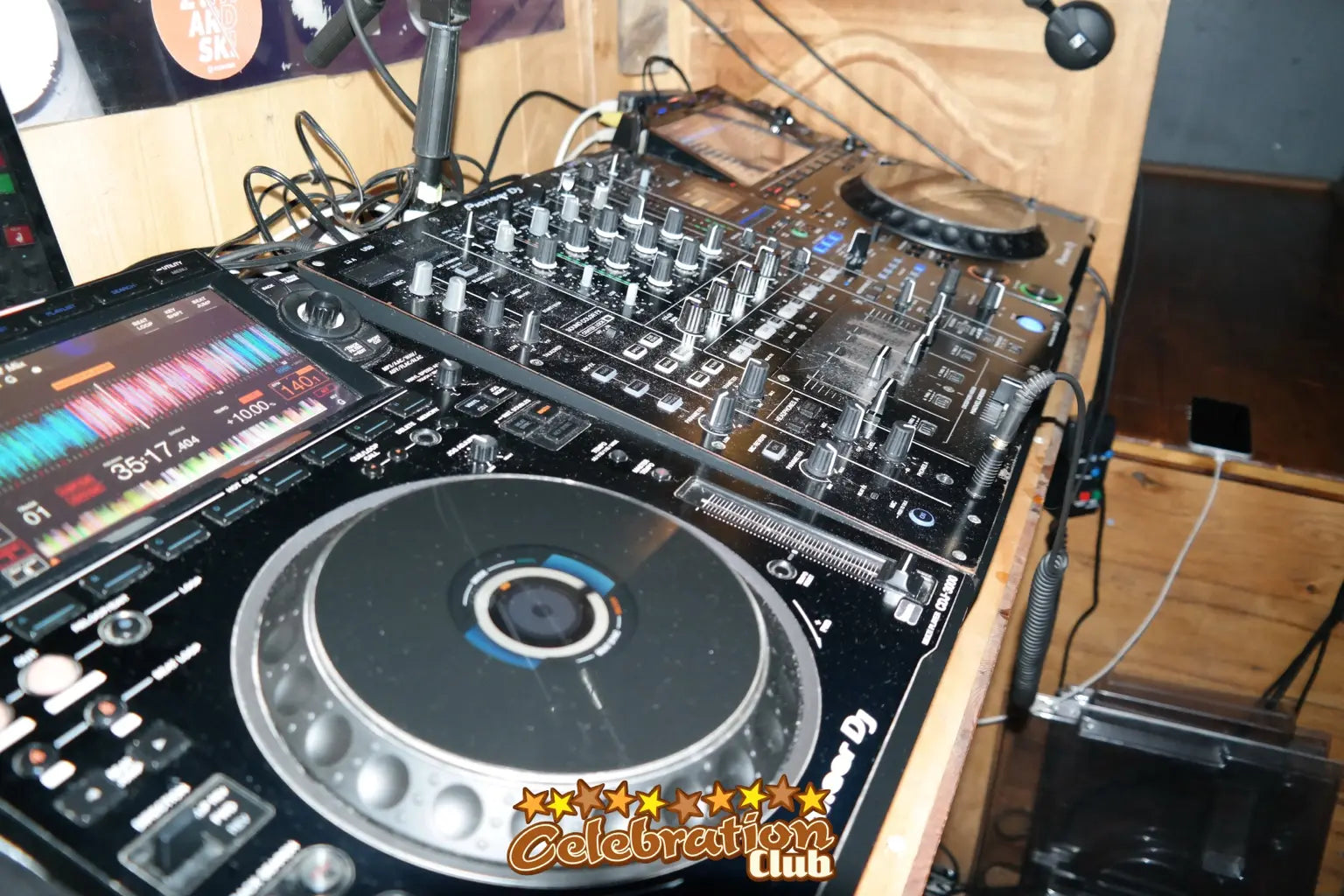 DJ-apparatuur bij Celebration Club