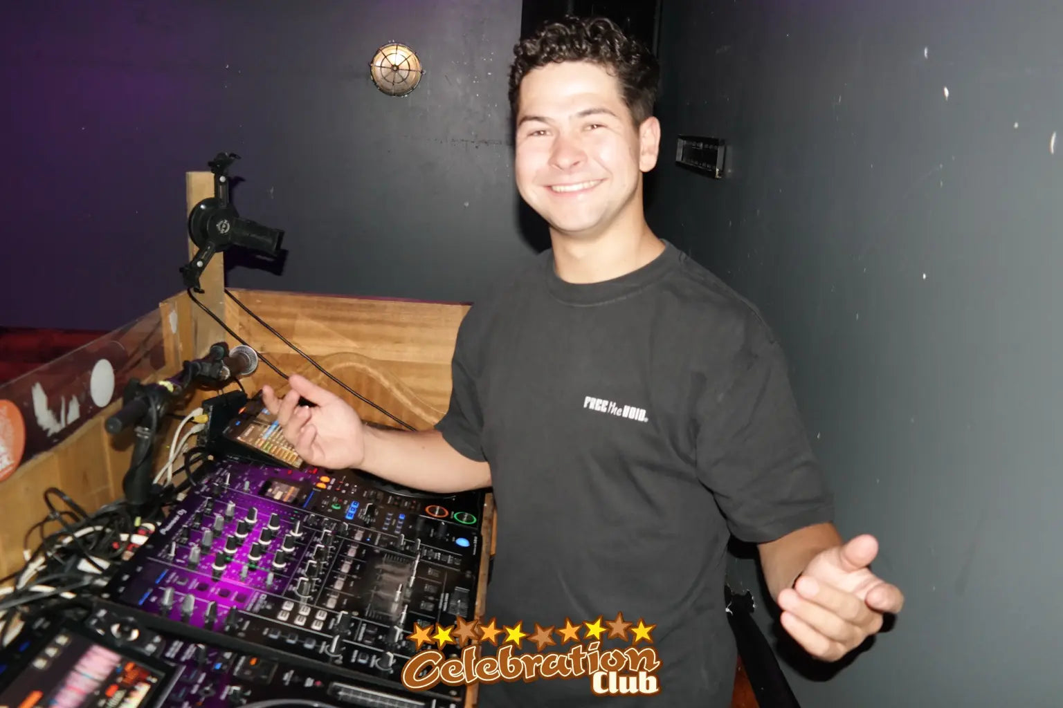 DJ achter de booth bij Celebration Club
