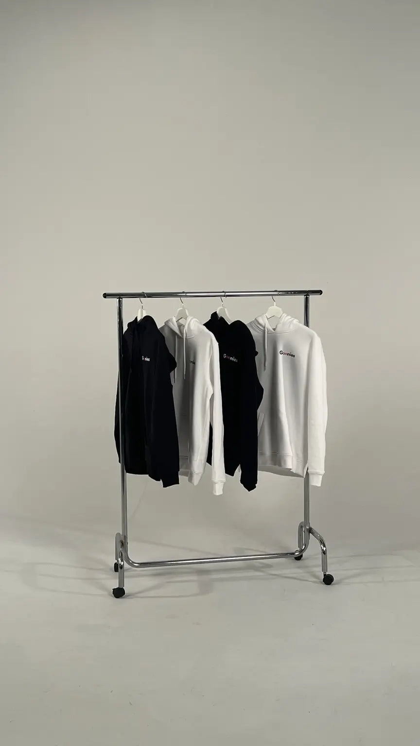 Eerste kledingcollectie op een kledingrek