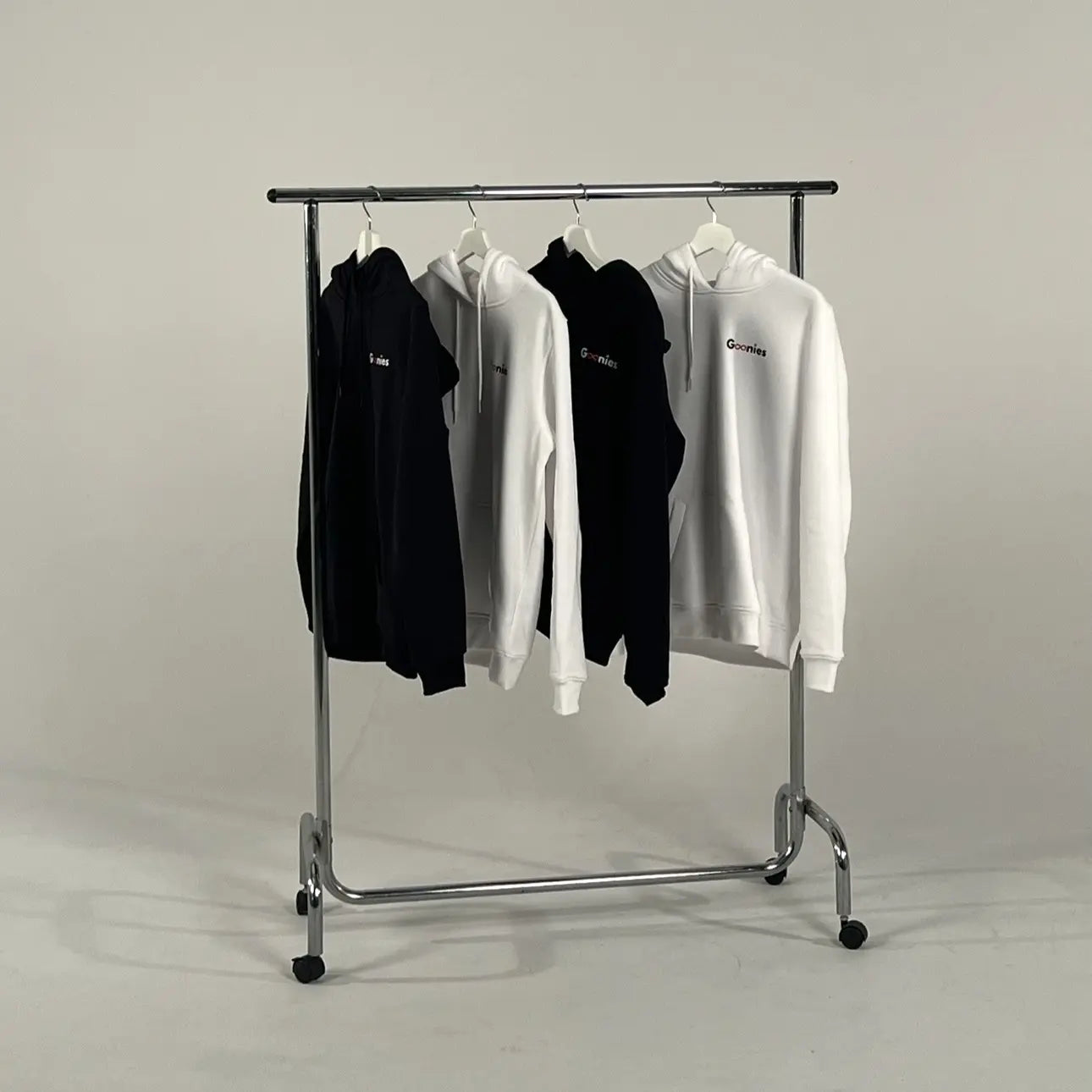 MisterDompy-kledingcollectie op een kledingrek